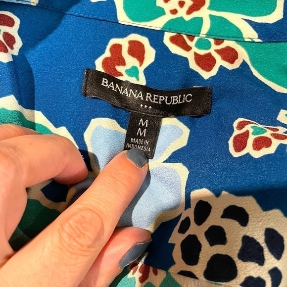 Banana Republic Print Split Back Blouse Flower Print Blue 💙 - Picture 9 of 9